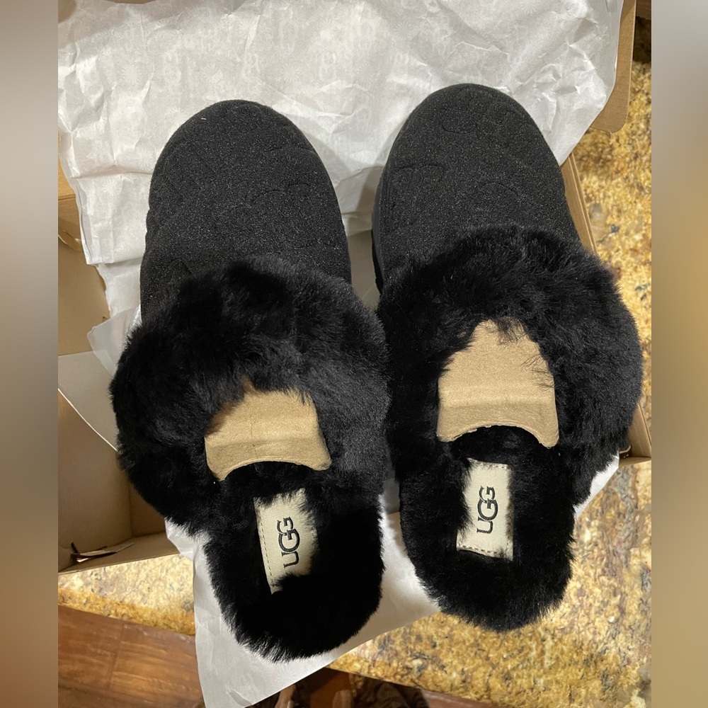 Ugg  Women’s Disquette size 9 NWT and box